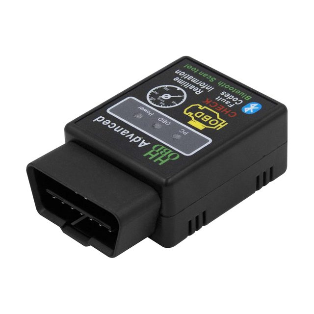 Adaptador ELM327 Bluetooth preto visto de lado, com o conector OBD2 de 16 pinos em primeiro plano