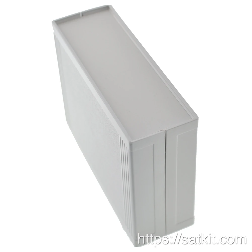 Caja de Plástico para proyectos 170x130x60mm en detalle de material resistente