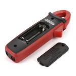 Detalle de la mini pinza del multímetro digital UNI-T UT210E en uso